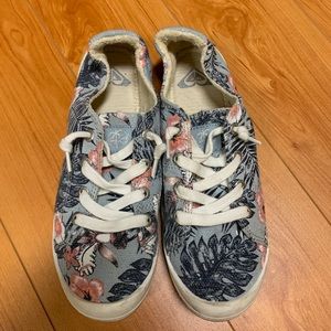 Roxy floral printed sneaker in size 8.5